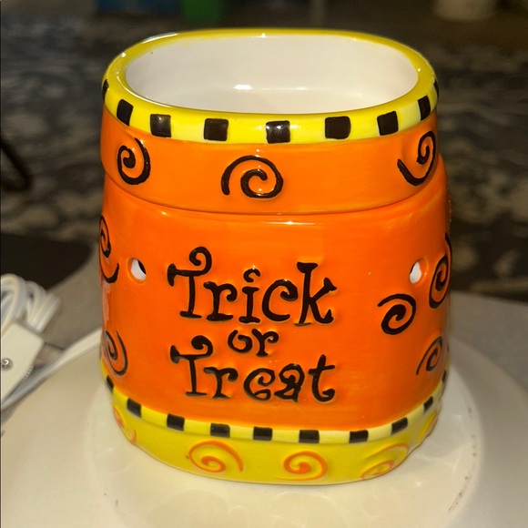 Scentsy Halloween candy corn ceramic  Swirl Warmer in Orange and Yellow Preloved - Picture 3 of 11